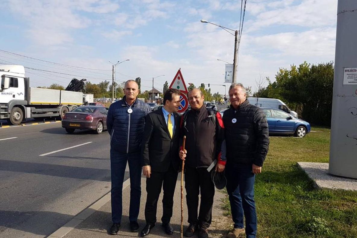 Povestea primarului care a mers 330 de km pe jos, până la la Bucureşti. Ce vrea să rezolve 