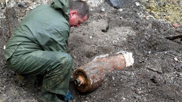 A mers la muncile câmpului în judeţul Ialomiţa, a săpat în pământ, a îngheţat.A chemat pirotehniştii