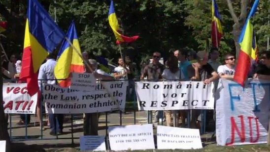PROTEST în faţa Ambasadei Ucrainei, din Bucureşti, faţă de ÎNCHIDEREA şcolilor româneşti