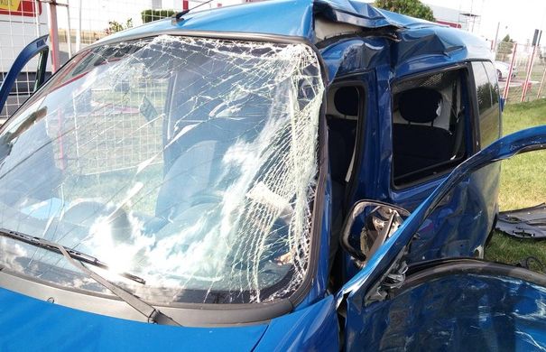 Doi tineri de 23 de ani au murit la Putna, după ce au intrat cu maşina într-un copac