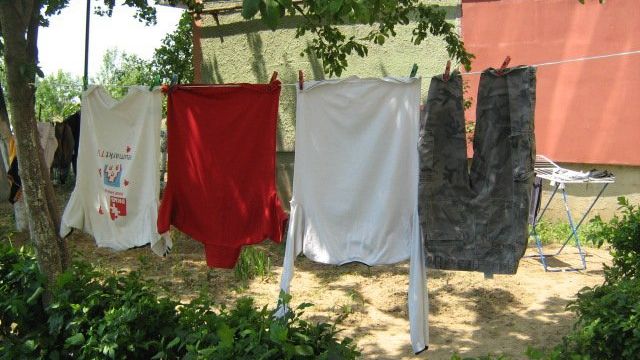 Orașul din România unde îți iei amendă dacă scuipi pe stradă sau întinzi rufele la vedere