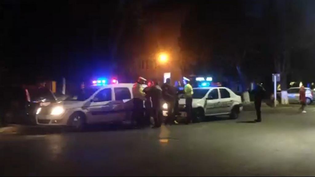 Scandal în trafic! Un şofer băut a sărit la bătaie la oamenii legii