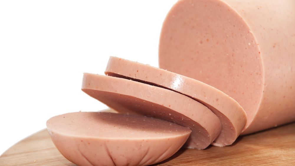 Din ce e făcut, de fapt, parizerul din supermarketurile româneşti. Studiul şocant!