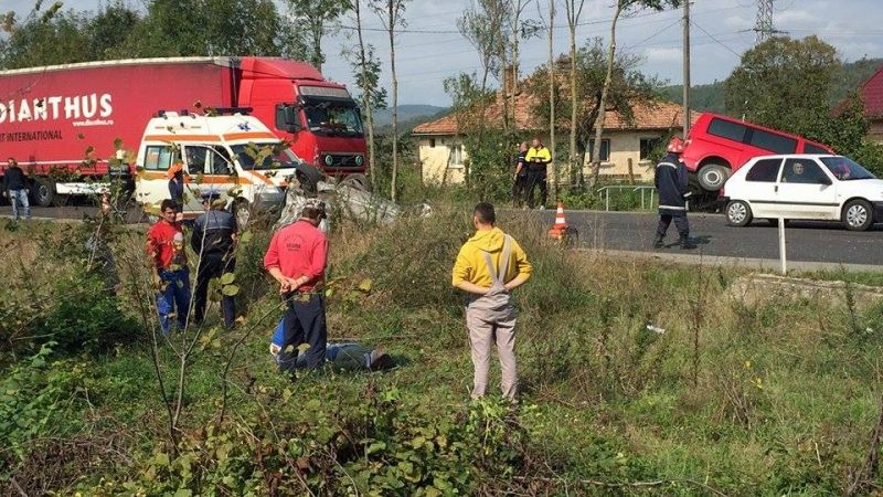 Accident grav cu trei răniţi pe DN 17! Printre victime se numără și un copil de 5 ani
