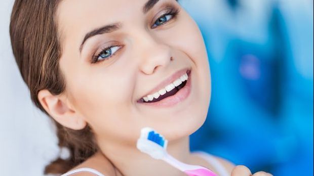 Te speli pe dinți cu sare și birbonat de sodiu? Uite cât de periculos poate fi