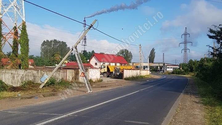Imagini scandaloase! Stâlp de electricitate, sprijinit cu o scară în Dâmbovița