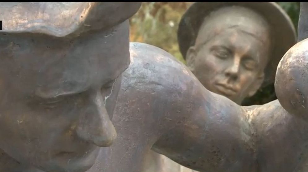 Cum arată statuia de 8 milioane de lei a Prinţului de Monaco din Bucureşti