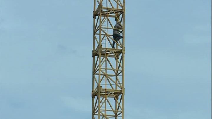 Fiul unui celebru om de afaceri, a amenințat timp de 10 ore că se aruncă de pe o macara