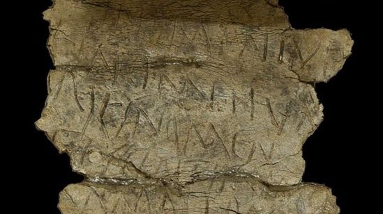 Tăbliţa cu blesteme de la Alba Iulia.Ce cuvinte "grele" sunt scrise pe obiectul vechi de 2000 de ani