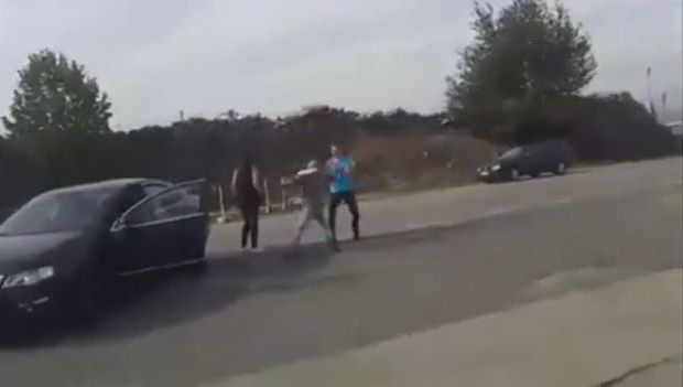 VIDEO. Tânăr lovit cu brutalitate din cauza unui incident în trafic. S-a prăbuşit la pământ 