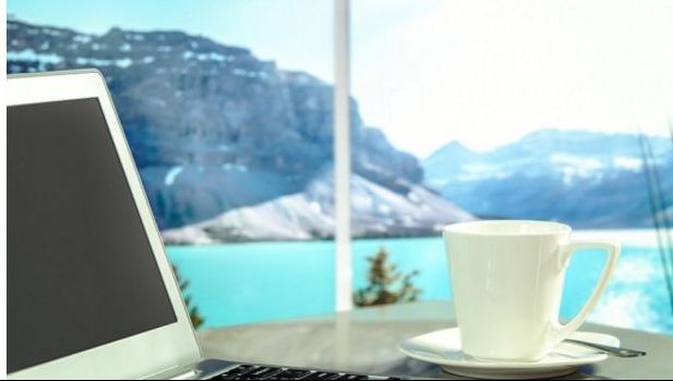 Are 23 de ani și câștigă sute de mii de dolari pe an. Iată secretul ei