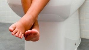 Copilul a intrat la toaletă și a încremenit când a văzut cine era