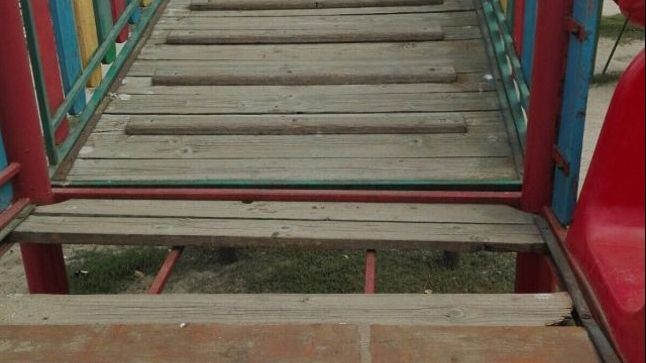 Un copil de 4 ani a căzut printre scândurile unui tobogan, la un loc de joacă din Constanţa