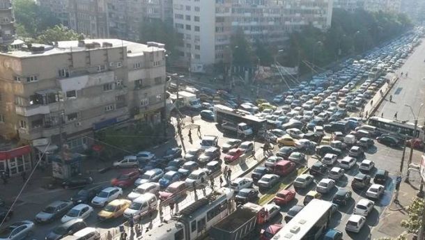 VREME EXTREMĂ. Accident în Băneasa. Trafic blocat în Bucureşti. FOTO