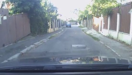 VIDEO. Îmi atinge oglinda, accelerează şi îmi zgârie aripa. Păţania unui şofer în prima zi de şcoală