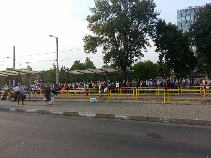 CIRCULAŢIA pe linia tramvaiului 41, din Capitală, BLOCATĂ. Sute de călători, în staţii!