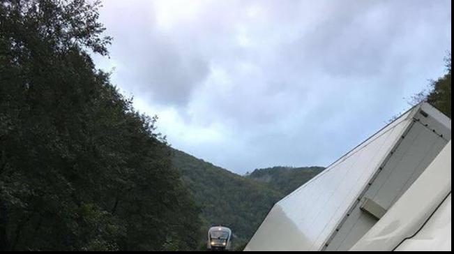 Cluj: Traficul feroviar a fost reluat, după ce un TIR s-a răsturnat pe calea ferată