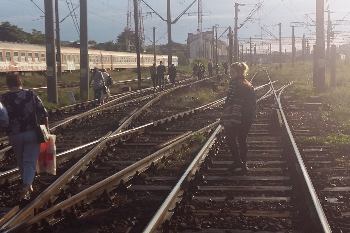 Imagini scandaloase! Pasageri nevoiți să meargă printre șine, după ce locomotiva s-a defectat