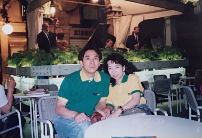 A aflat, după 20 de ani, de ce tatăl ei purta ACELAŞI tricou mereu. Motivul e extrem de emoţionant