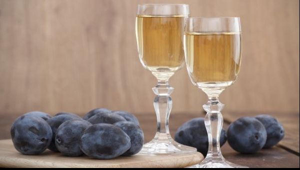 Cum poţi face ţuică de prune la tine acasă. Reţeta pe care trebuie să o respecţi cu stricteţe