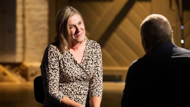 Uită-te în ochii mei. Momentul în care și-a privit soția, a izbucnit în lacrimi! 