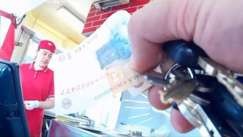 Verdict în cazul vânzătoarei de la Kaufland care a refuzat să vorbească limba română