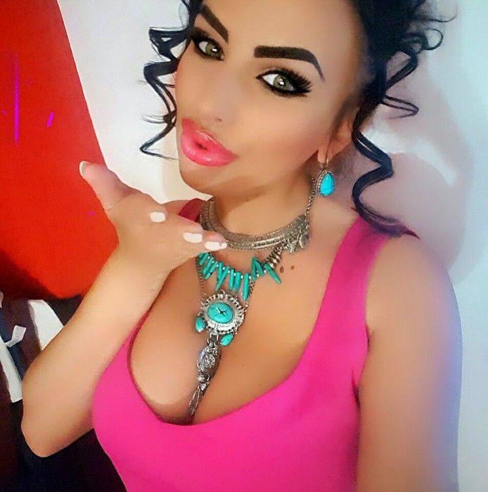 GALERIE FOTO. Achiziţie sexy la ISJ Arad: noul inspector de "educaţie permanentă"