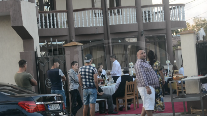 VIDEO. Botez în familia unui interlop din România. Imagini uluitoare de la cheful mutat în stradă