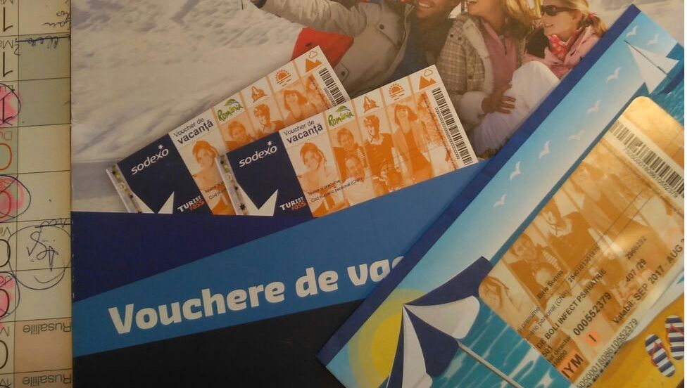 Angajaţii care au primit deja tichetele de vacanţă: 29 de bonuri valorice a câte 50 de lei fiecare  
