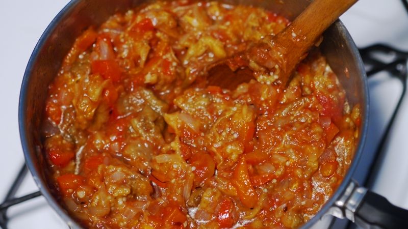 Zacuscă pentru leneşi: Nu trebuie să coci vinetele şi ardei. O reţetă delicioasă şi simplu de făcut