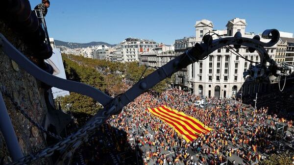 Manifestație masivă împotriva secesiunii în Barcelona. Un milion de oameni pentru unitatea Spaniei