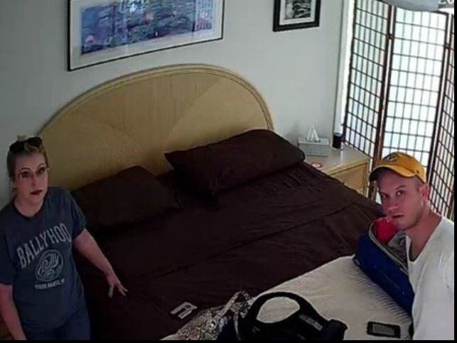 Au intrat în camera închiriată pe Airbnb şi au avut un ŞOC: "Nimeni nu a văzut asta până acum?"