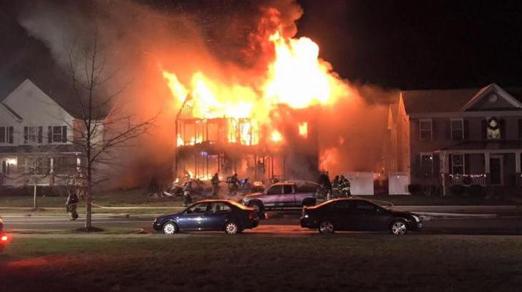 Gravida a fugit în ultima clipă din casa în flăcări, dar în stradă a pățit ceva horror 