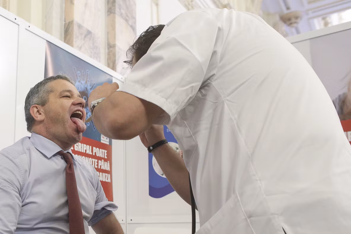 LEGEA VACCINĂRII. Se pregătesc normele de aplicare. Ministrul Sănătăţii şi-a vaccinat fetele  