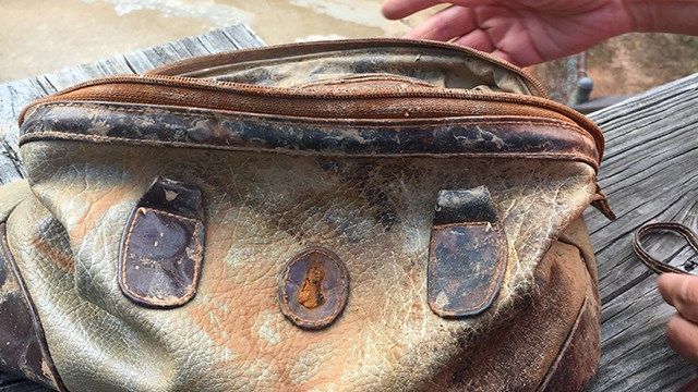 A crezut că a prins un peşte imens, dar a pescuit o poşetă. A deschis-o şi a trăit un şoc 