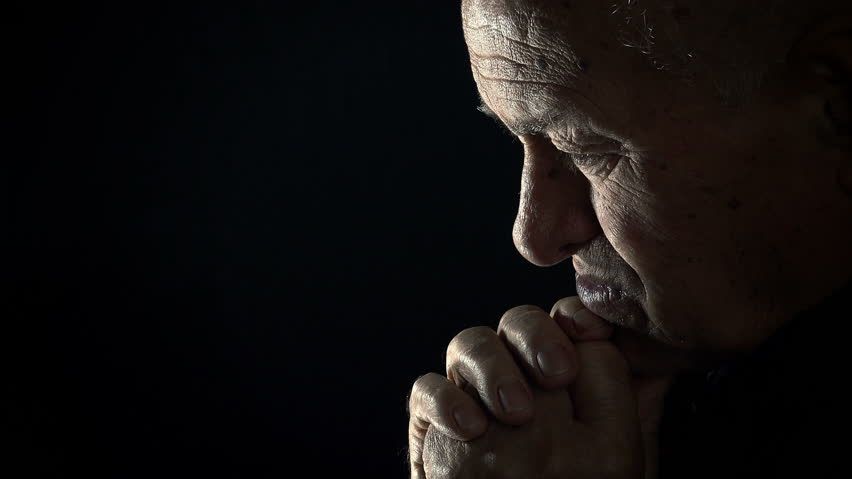 Bătrânul a găsit un bilet de loto într-o haină uzată. S-a uitat la numere, la dată și s-a prăbușit 