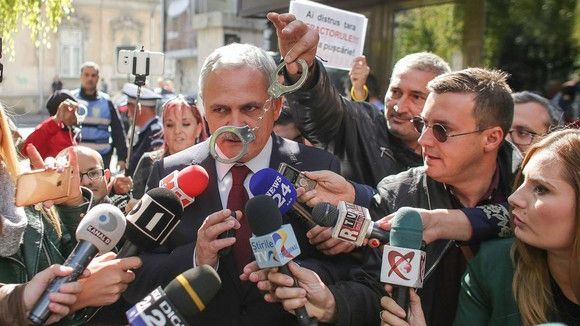 Ce i-ar fi făcut Dragnea omului care i-a arătat cătușele la ICCJ: "Dacă nu eram demnitar..."