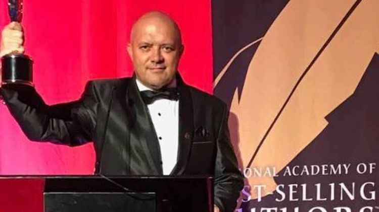 Un român a fost premiat la Hollywood pentru un bestseller care face furori în America