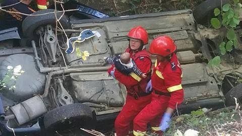 GALERIE FOTO. Salvarea spectaculoasă a unei mame şi a celor doi copii ai săi după un accident 