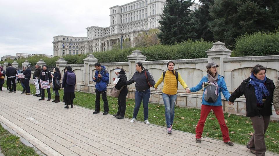 Proteste de amploare împotriva vaccinării obligatorii! Lanț uman în jurul Parlamentului