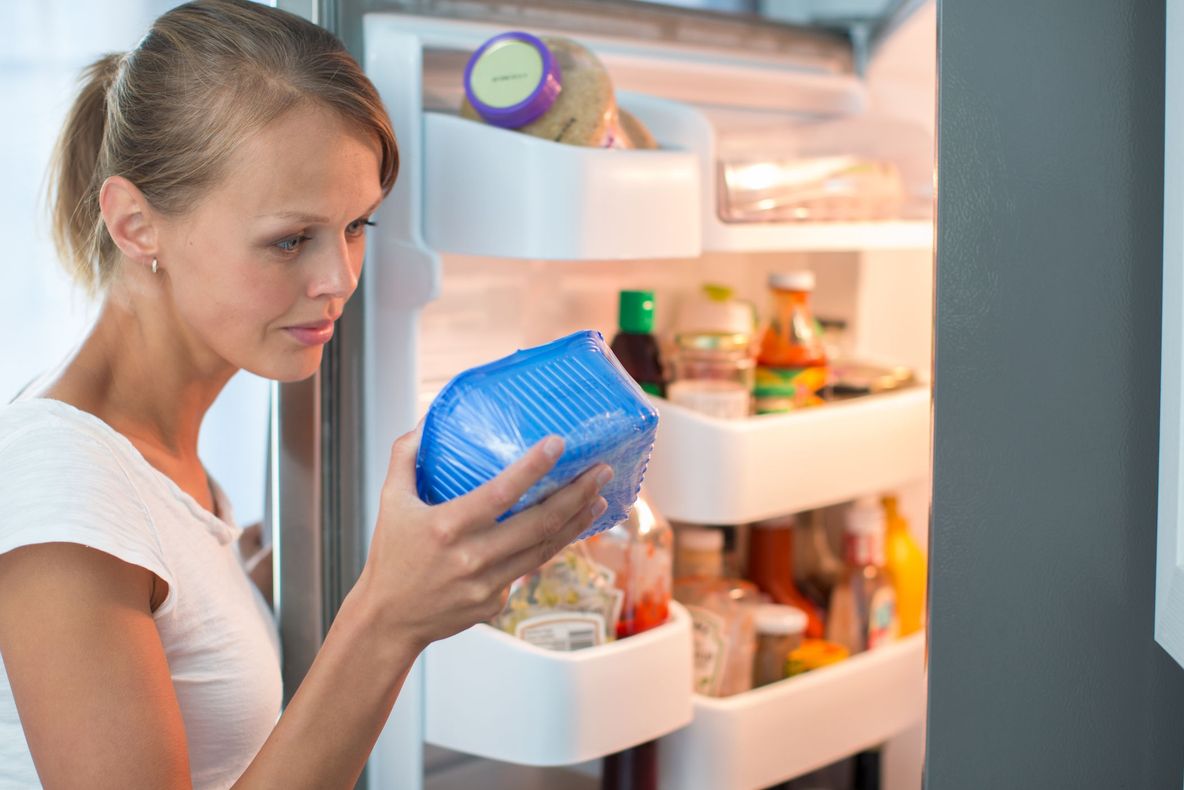 Ai găsit în frigiderul tău alimente expirate? Iată pe care le poţi consuma şi în ce condiţii