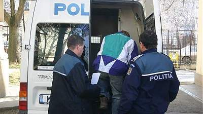 A mușcat un polițist și a încercat să-i rupă cămașa. Ce pedeapsă a primit agresorul