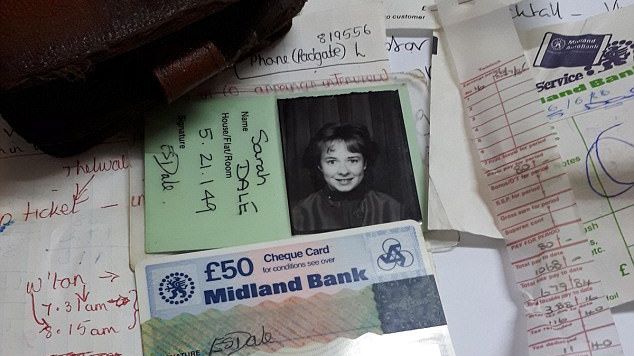 Făceau curățenie într-un bar și au găsit un portofel. Au rămas muți când au văzut avea în interior