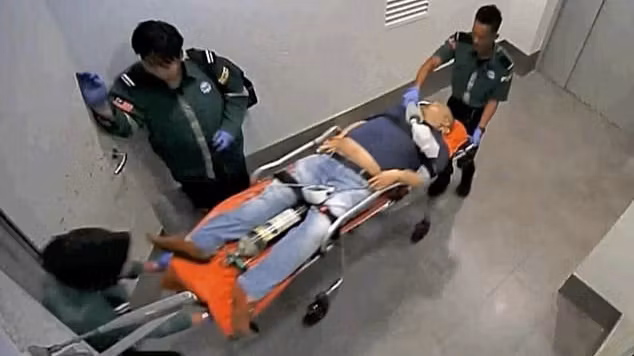 Video ȘOCANT! Momentul în care fratele lui Kim Jong-un este dus la spital, după ce a fost otrăvit