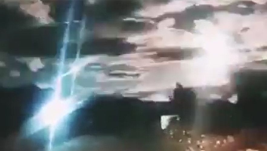 Se uitau la lună și au văzut ceva luminos pe cer! Ce a urmat este INCREDIBIL