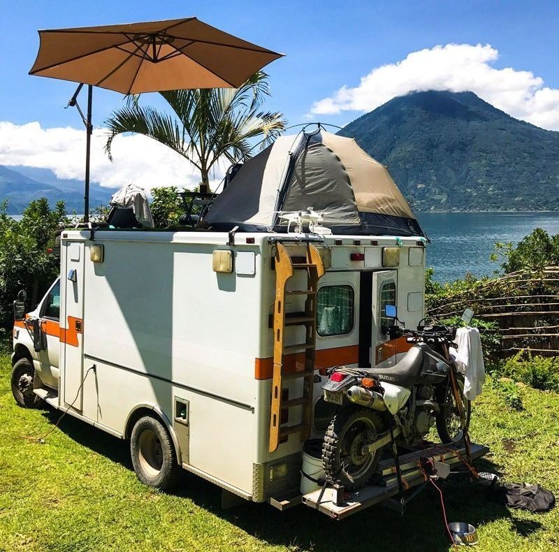 A cumpărat o ambulanţă şi i-a adus modificări. Cum arată acum casa pe roţi