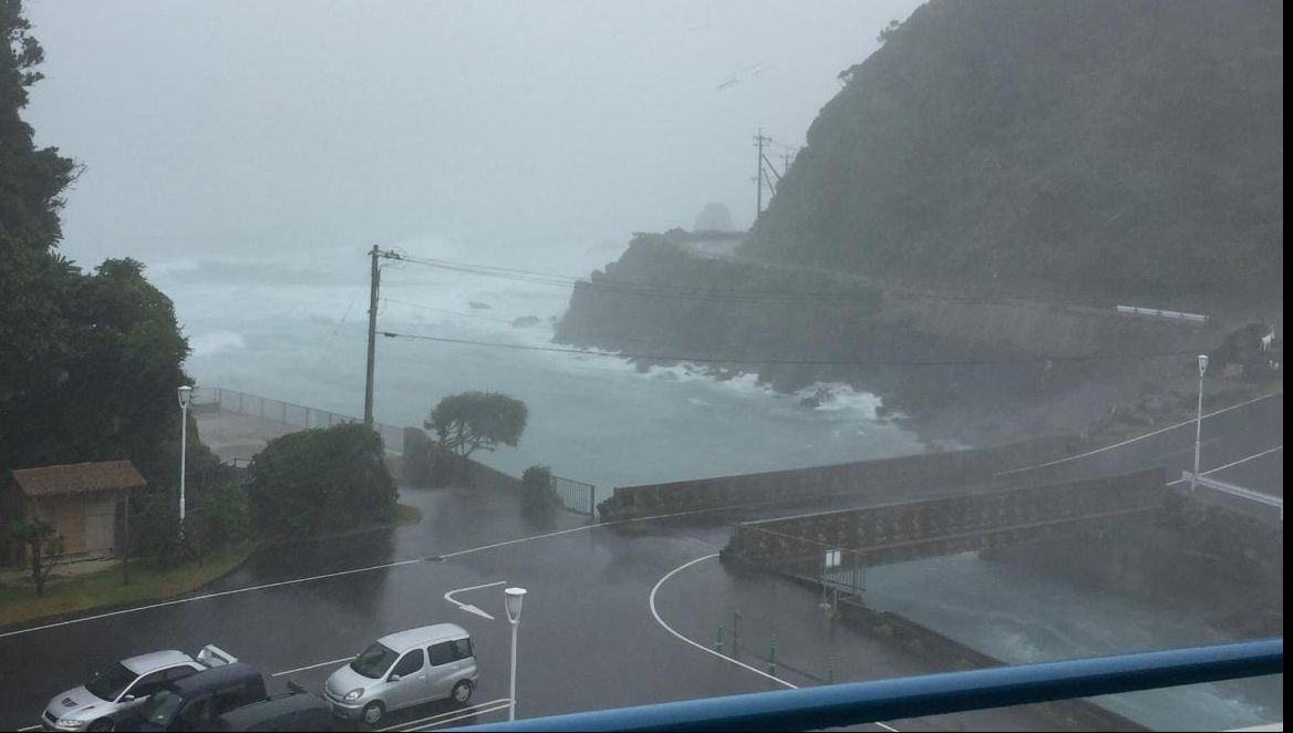 Taifunul Lan face VICTIME în Japonia: 5 persoane şi-au pierdut viaţa, cel puţin 10, rănite