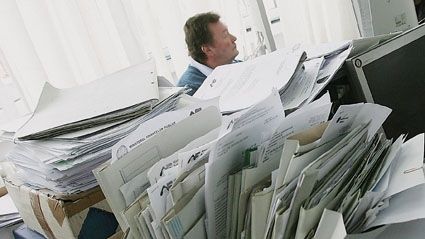 Funcţionarii publici vor putea să lucreze şi după data la care trebuie să se pensioneze 