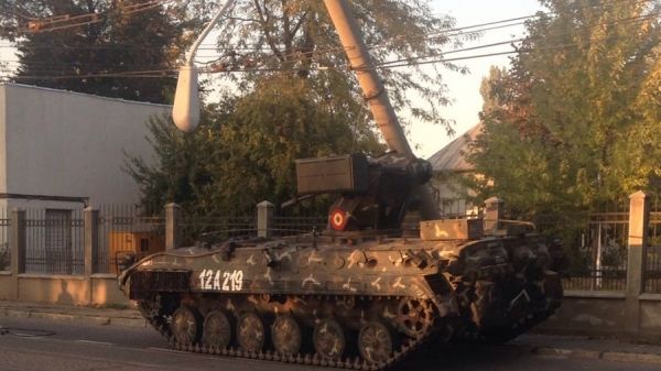 Accident spectaculos. Un tanc scăpat de sub control a distrus un stâlp de electricitate