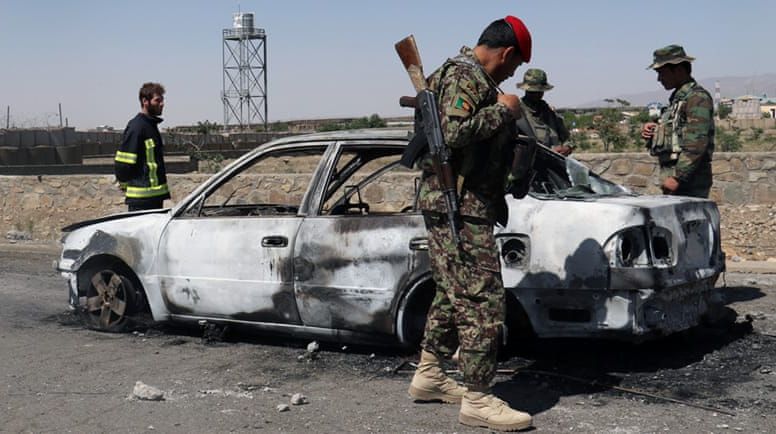 Atentat cu mașină capcană, urmat de asalt cu focuri de armă: cel puțin 30 de morți